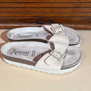 Autenti Women's Beige Sandals with Pearl Accent size 7